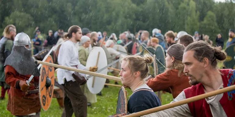 Muinaispukuisia ihmisiä taistelemassa