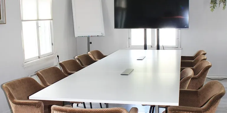 Meeting table, soft chairs and screen