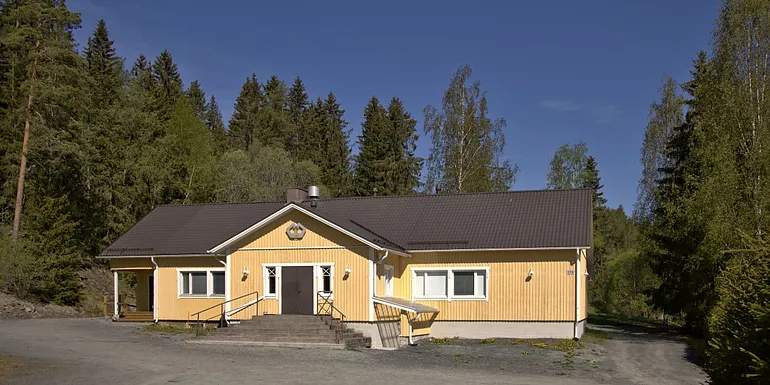Vahannan nuorisoseurantalo edestä