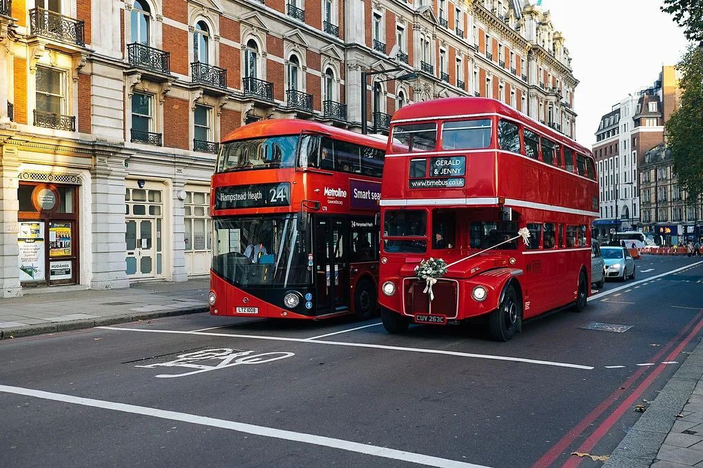 kaksikerroksiset bussit Lontoossa tiellä vierekkäin