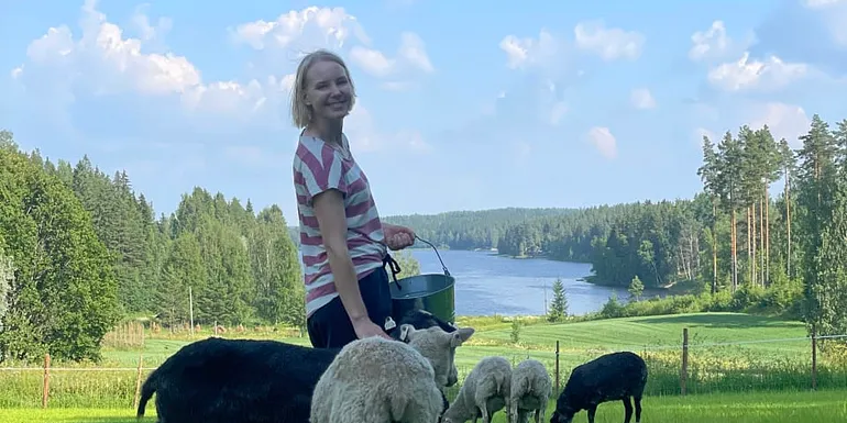 Miljöö, kotieläimet ja ympäröivä luonto luovat rauhallisen tunnelman. The surraudings, farm animals, and the beautiful natural environment create a peaceful and relaxing atmosphere.