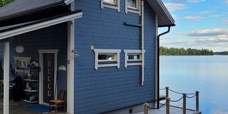 The cozy cottage is located on the shore of Lake Pyhäjärvi in ​​Nokia, only about a 30-minute drive from the center of Tampere.