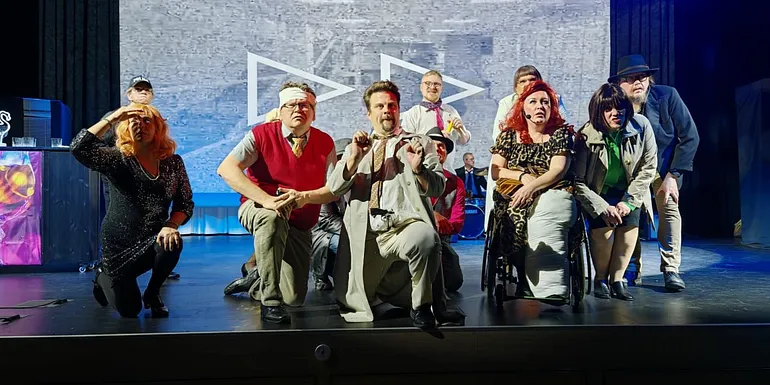 Näyttelijöitä lavalla