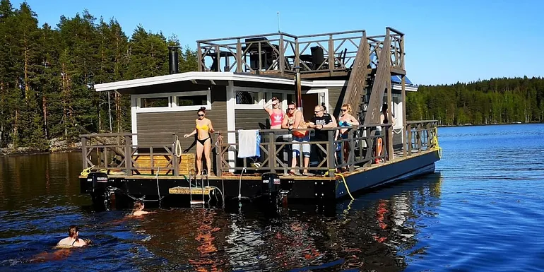 Lämpöisten löytyjen jälkeen on mahdollisuus pulahtaa uimaan järveen tai nauttia paljun lämpimistä poreista.