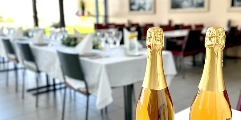 Juhlakattaus ravintolasalissa