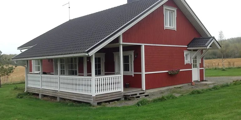 Punainen mökki ulkoa sivusta