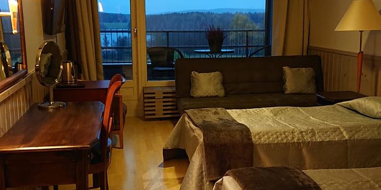 Hotelli Lieran kahden hengen huone, taustalla Ruoveden kauniit näköalat ja Näsijärvi