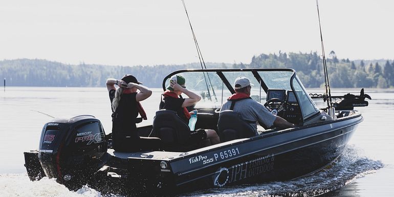 Vesillä kuljemme Finval 555 -veneellä.