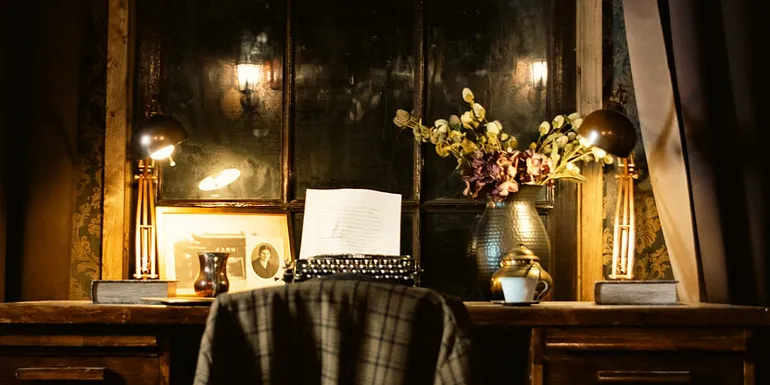 A mysterious desk and old items in LEVEL I - Ravengate 1881 escape room