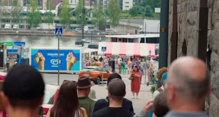 Ihmisiä kävelemässä kadulla