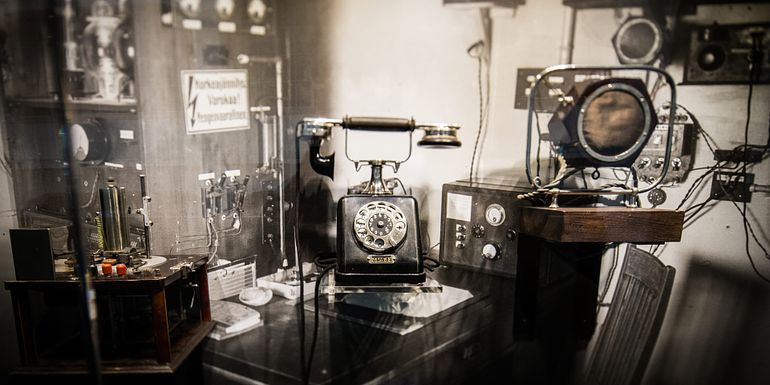 A showcase with old-fashioned telephones.