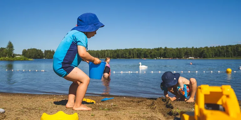 Kids are playing by the beach at Apianlahti beach in Valkeakoski.