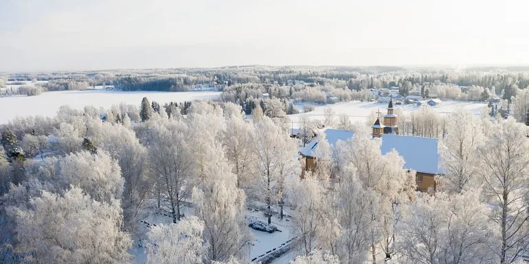Ilmakuva Vesilahden kirkon yltä
