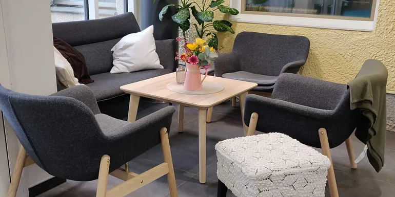 Sohva ja nojatuoleja Kahvila Leenassa