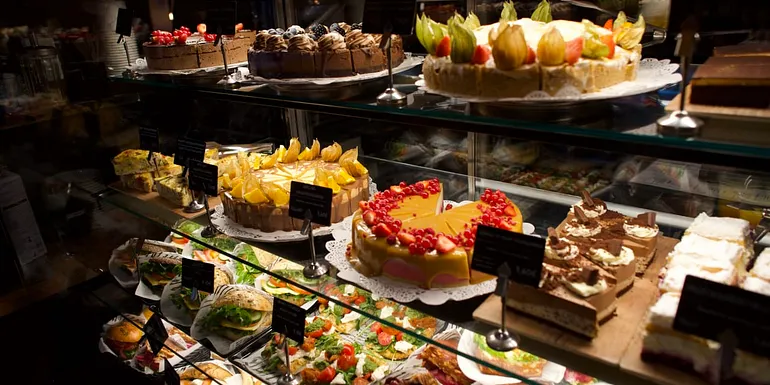 Kakkuja ja leipiä kahvilassa