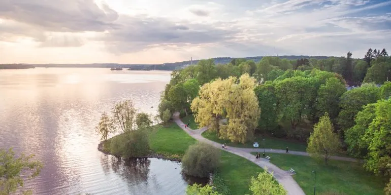 Hatanpään Arboretum ja järvinäkymä ilmasta kuvattuna