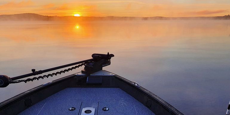 Aamuauringon kanssa järvellä