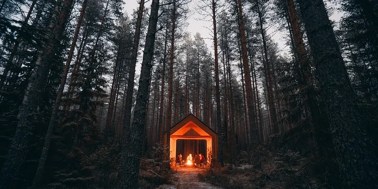 Neljä henkilöä grillaamassa Kirkkokiven laavulla syksyllä
