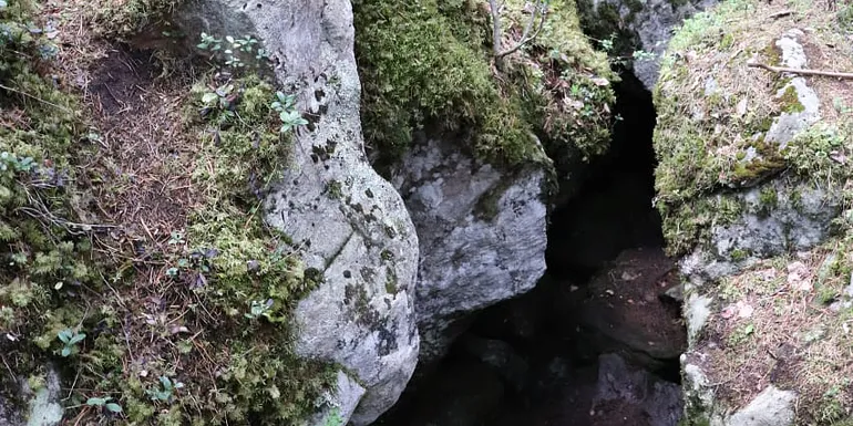 Kuva Konatun kellarin luolan suuaukosta