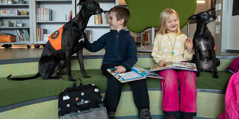 Lapset ja lukukoirat kirjastolla