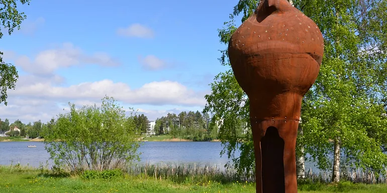 Vähäjärven rannalla korkea lintuveistos