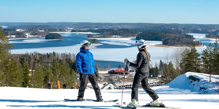 Laskettelijoita rinteessä