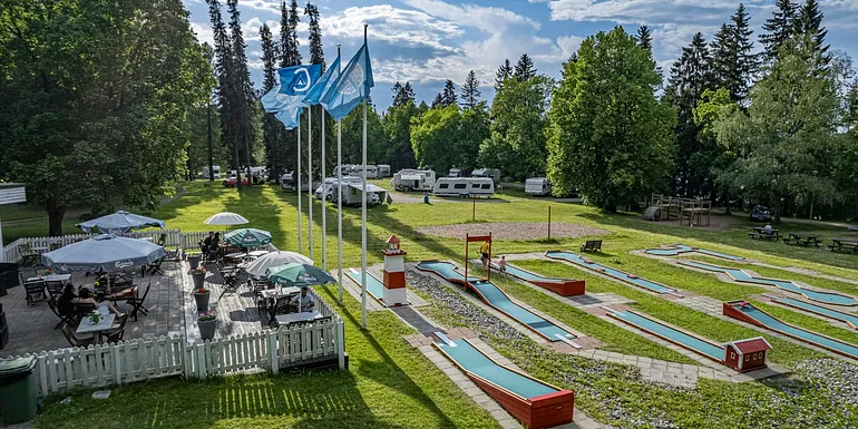 Enjoy pizza and cold drinks on the summer terrace of Härmälä Camping.