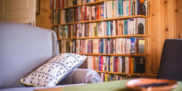 The library in the living room of Vacation House Kommee Kurki