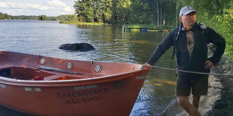 Pekka nojaa veneen keulaan.