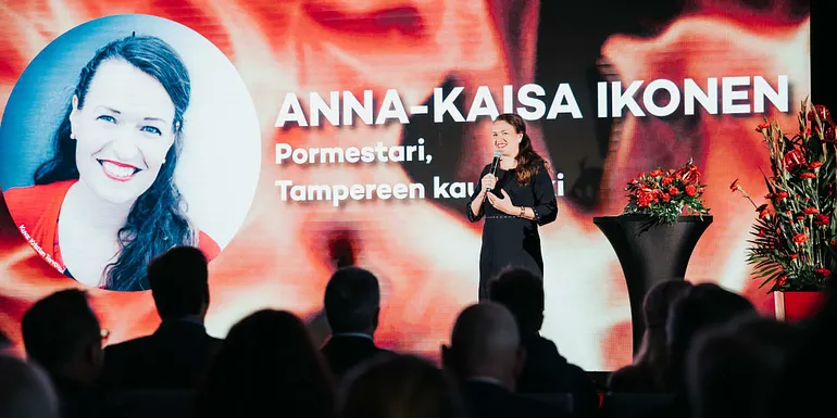 Entinen Tampereen kaupungin pormestari puhumassa messujen ohjelmalavalla.