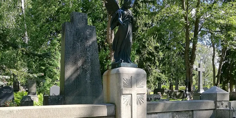 Hautausmaan muistomerkkejä