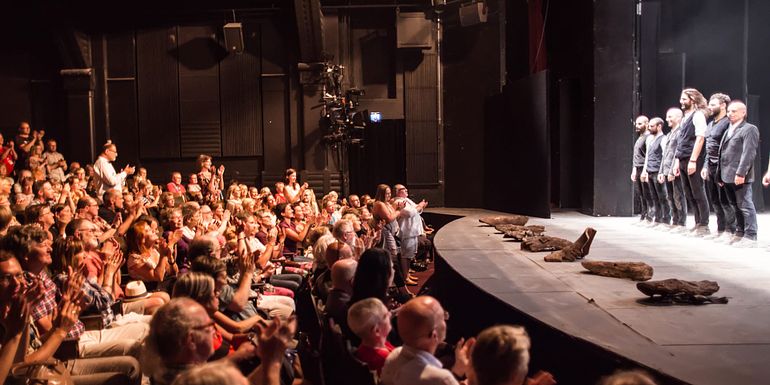 The audience gives applause to the performers of the Macbettu at Tampere Theatre Festival in 2018.