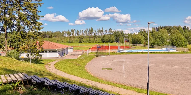 Punkalaitumen urheilualue Vartiola, kuvassa kuntoportaat ja pesäpallokenttä, taustalla näkyy urheilurata.