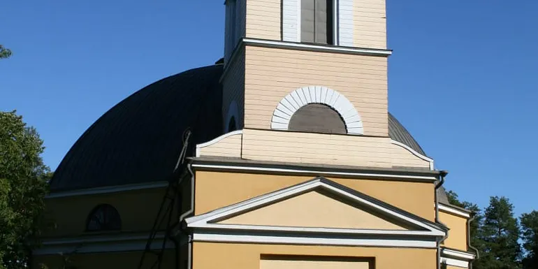Nokian keltainen kivikirkko