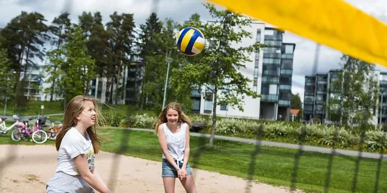 Beach volleyn pelaamista.