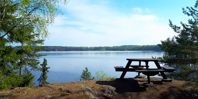 Pappilanniemen luontopolun näköalapaikka järvelle kesällä.