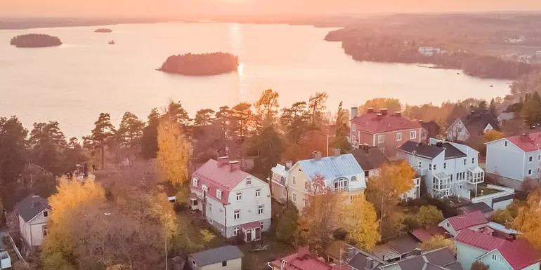 Ilmakuva auringonlaskusta Pyhäjärven suuntaan