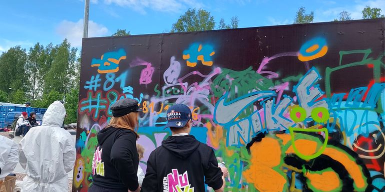 Nuoret Ylöjärven skeittipuistossa graffitiseinän edessä.