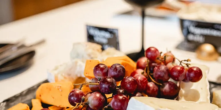 Brie-juustoa, rypäleitä ja muita juustoja