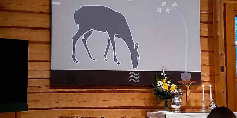 Osmo Rauhalan maalaus, jossa lammas ja luomiskertomuksen symboliikkaa