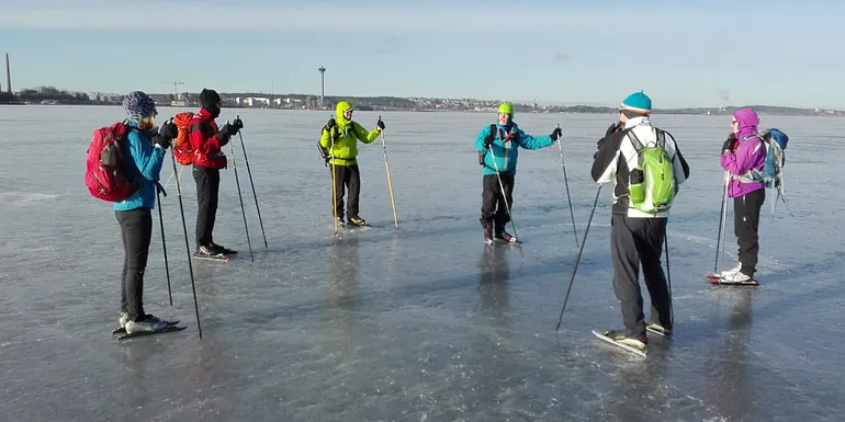 Skating tour start.