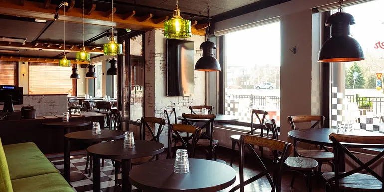 Pepper Yöjärven bistropöytiä kahvila-alueella.