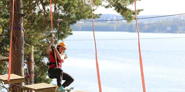 Kiipeilijä Flowpark Varalassa