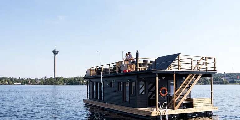 Sauna boat close by the Näsinneula.