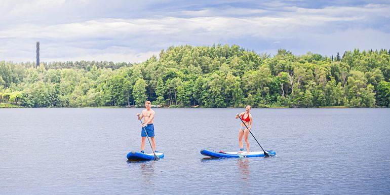 Enjoy sup boarding with friends in Tohloppi Wake.
