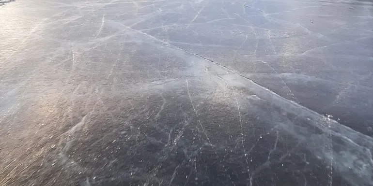 Enjoy Tour skating on Lake Tohloppi.