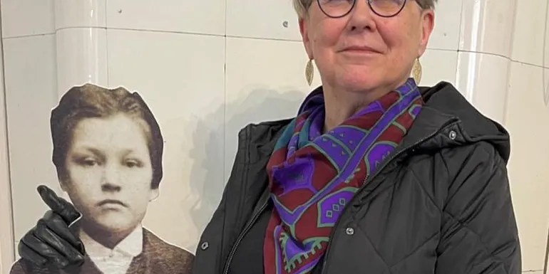 koululainen Axel Gallén ja opas Arja Valtonen