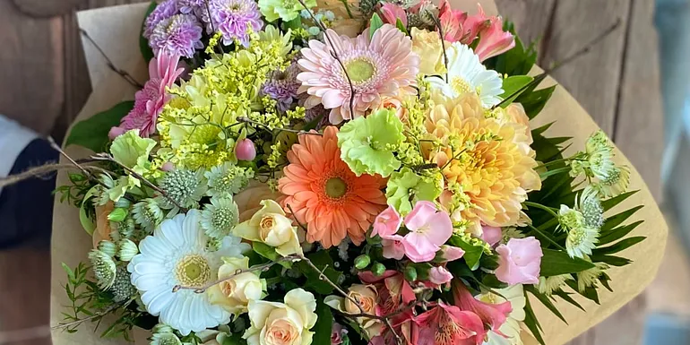 värikäs kukkakimppu