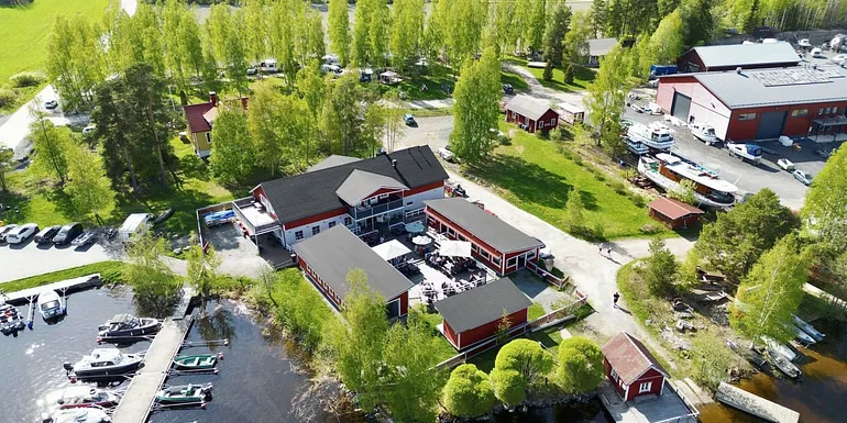 Pimeesalmen telakan ravintolarakennus dronella kuvattuna