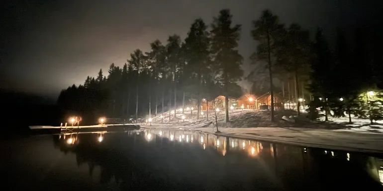 Vihta-sauna yövalaistuksessa
